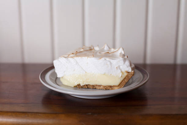 лимонное безе - lemon meringue pie pie pastry crust portion стоковые фото и изображения