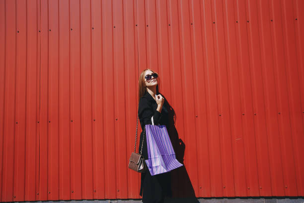 istock Girl on shopping 841351364