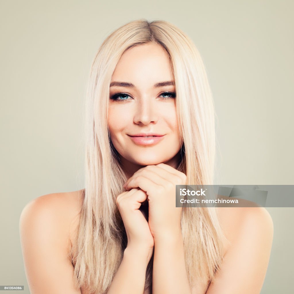 Perfektes weibliches Gesicht. Schönes Modell Frau mit gesunder Haut und Blonde Haare. Gesichtsbehandlung, Spa Beauty und Kosmetik-Konzept - Lizenzfrei Attraktive Frau Stock-Foto