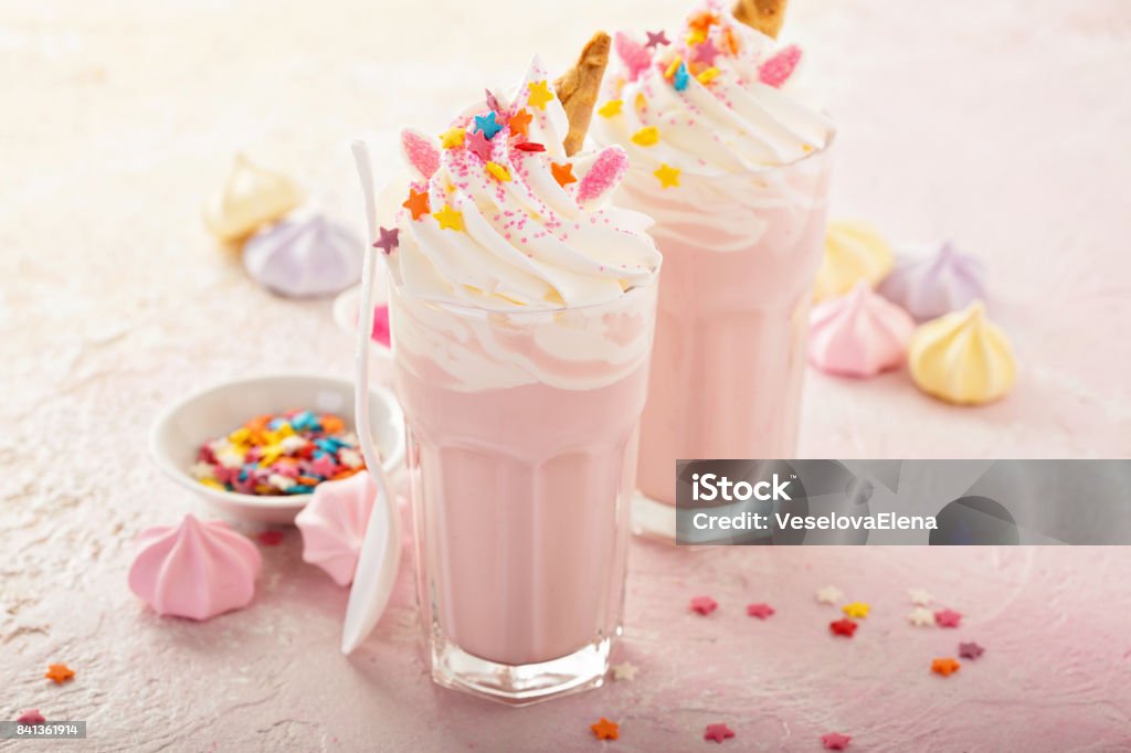 Licorne milkshakes avec paillettes - Photo de Milk-shake libre de droits