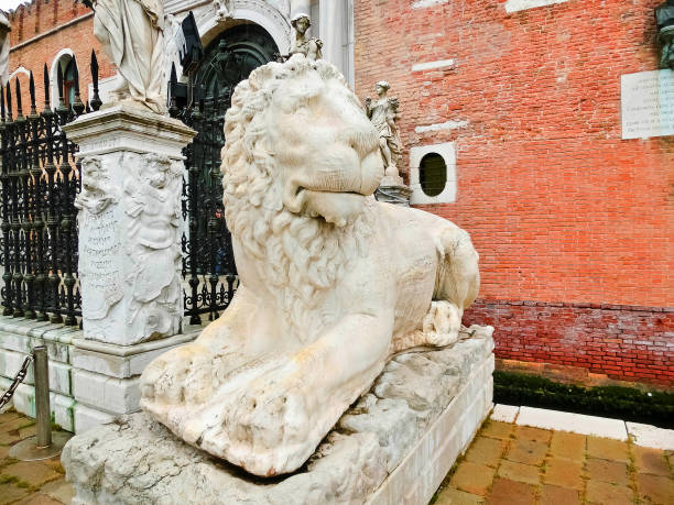 entrada del arsenale. venecia, italia - venice italy ancient architecture creativity fotografías e imágenes de stock