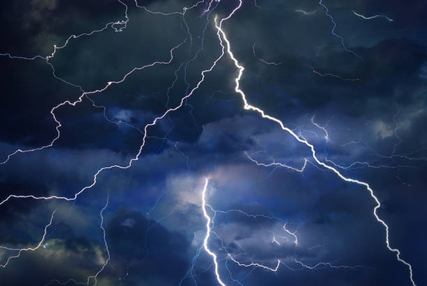 雷、 閃電和在夏季風暴雨 - 叉�狀閃電 個照片及圖片檔