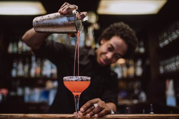 joven barista hacer cócteles - cocktail alcohol drink black fotografías e imágenes de stock