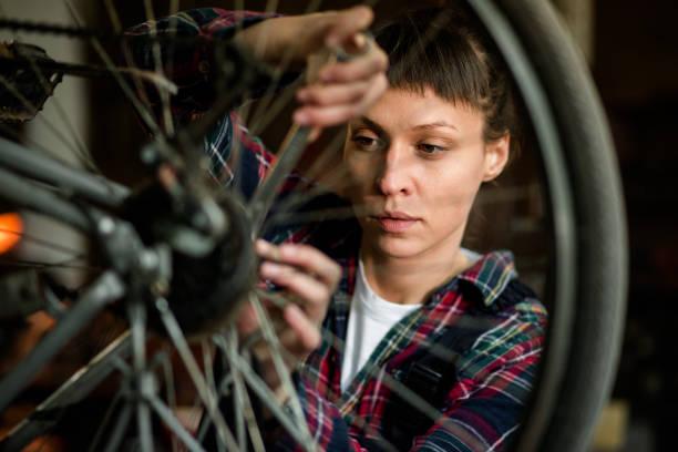 attraktive mädchen rekonstruktion fahrrad - reconstructing stock-fotos und bilder