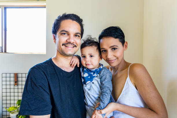 joven feliz familia australiana aborigen - indigenous culture fotos fotografías e imágenes de stock