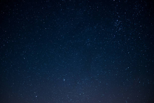 estrellas del cielo en la noche, fondo del espacio - noche fotografías e imágenes de stock