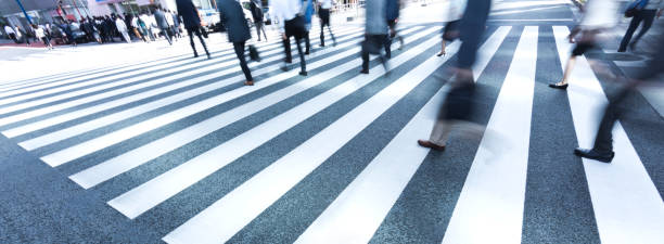 tokyo crosswalk scene - crossing people panoramic road imagens e fotografias de stock