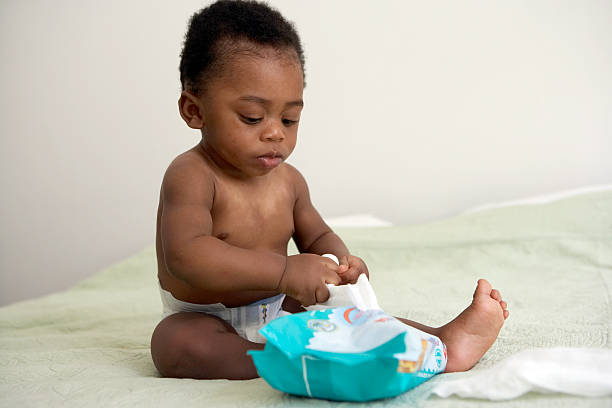 bebé mirando a toallitas - rubbing diaper innocence babies only fotografías e imágenes de stock