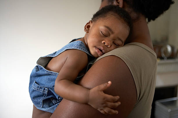 baby schlafen auf mütter schulter - sleeping child mother family stock-fotos und bilder