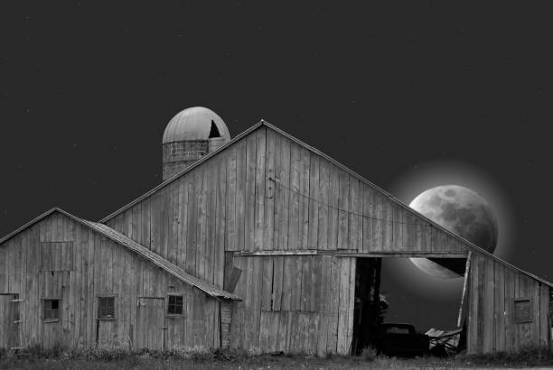 vieille grange avec la pleine lune - barn farm moon old photos et images de collection