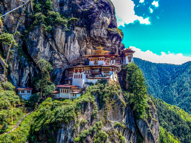 taktsang kloster in paro, bhutan - bhutan himalayas buddhism monastery stock-fotos und bilder