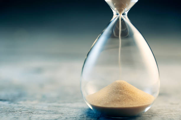 砂時計の流れ - hourglass clock sand countdown ストックフォトと画像