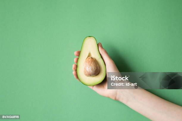 여자의 손에 아보카도 배경 색깔 건강 식품 개념 아보카도에 대한 스톡 사진 및 기타 이미지 - 아보카도, 손, 가득 찬