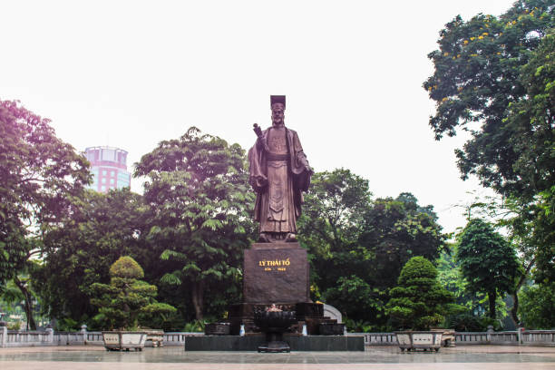 istock Ly Thai To Statue in Hanoi 841457102