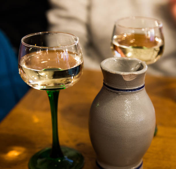 traditionnels verres de vin blanc d’alsace, colmar, france - bottle bordeaux green wine photos et images de collection