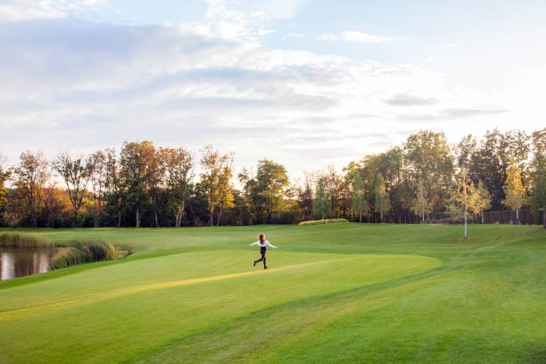 corridore nel parco autunnale. - arms raised green jumping hand raised foto e immagini stock