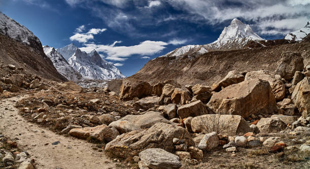 strada di campagna in montagna. himalaya. india. - hiking mountain dirt scenics foto e immagini stock