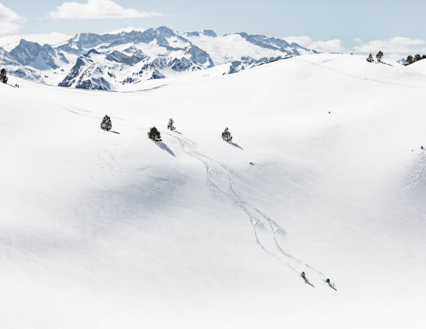 mężczyzna i kobieta podczas jazdy na nartach backcountry - ski trace zdjęcia i obrazy z banku zdjęć