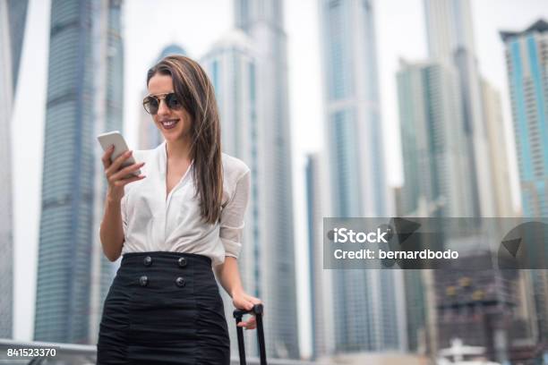 Mit Einem Handy Stockfoto und mehr Bilder von Dubai - Dubai, Tourist, Frauen