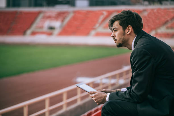 haciendo juego de estrategia - suit soccer men sport fotografías e imágenes de stock