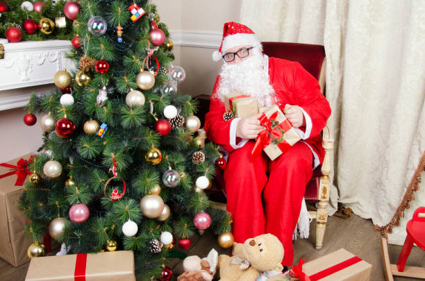 istock Santa Claus and gift. Retro style. Christmas. 841547100