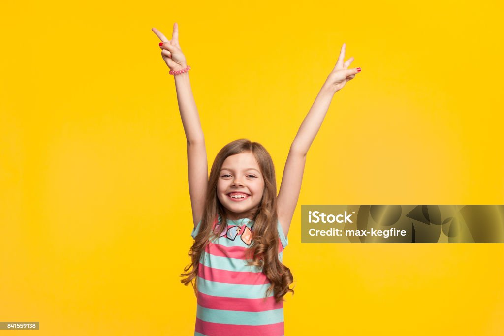 Jovem garota segurando mãos sorrindo - Foto de stock de Criança royalty-free