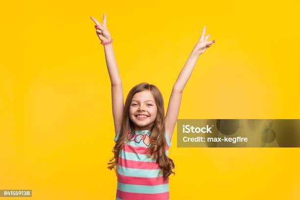 Foto de Jovem Garota Segurando Mãos Sorrindo e mais fotos de stock de Criança - Criança, Menina, Felicidade