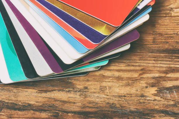 pile de cartes de crédit en plastique sur la table en bois - credit card photography stack finance photos et images de collection