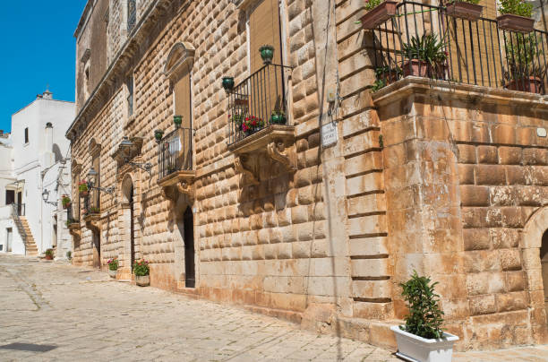 alleyway. ceglie messapica. puglia. italy. - messapica foto e immagini stock