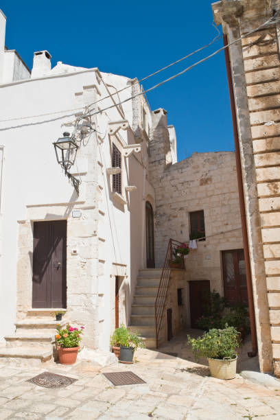 alleyway. ceglie messapica. puglia. italy. - messapica foto e immagini stock