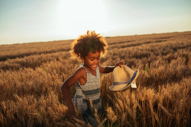 свобода! - family grass toddler african descent стоковые фото и изображения