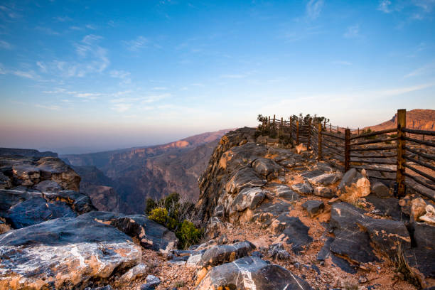 vedação em wadi ghul, grand canyon de omã - travel adventure water oman - fotografias e filmes do acervo