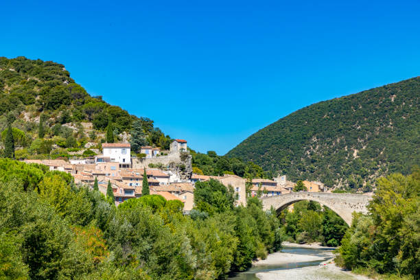 old roman bridge in Nyons The Nyons Bridge is a medieval bridge over the river Eygues in Nyons in southern France. The bridge was completed in 1407. alpes de haute provence photos stock pictures, royalty-free photos & images