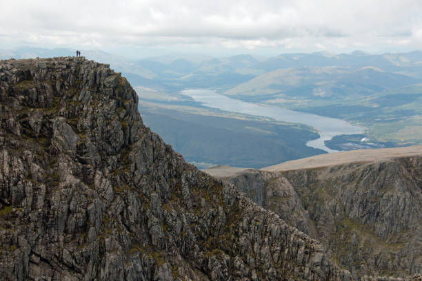 guardando fuori dal vertice del ben nevis - ben nevis nevis ben loch foto e immagini stock