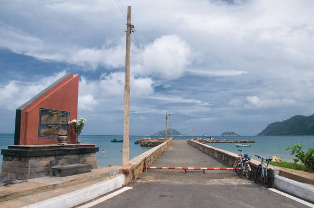 pont de guerre historiques (cau tau) dans l’île de con dao, vietnam. isolé de la terre ferme, con dao îles sont l’une des attractions étoiles au vietnam. - island prison photos et images de collection