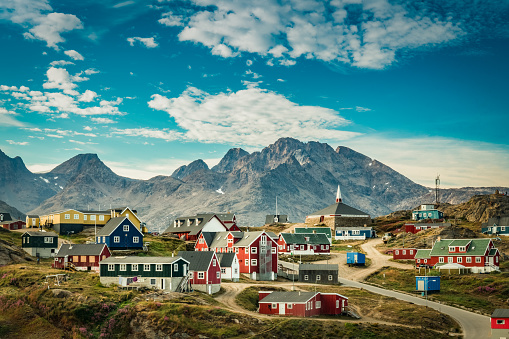 Pintoresco pueblo de casas coloridas en Groenlandia photo