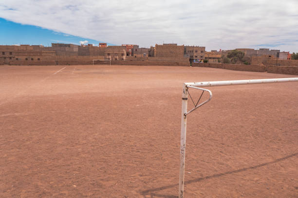 un campo di calcio vuoto alla periferia di una città marocchina. - africa south africa child african culture foto e immagini stock