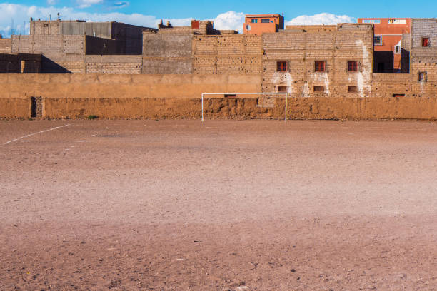 un campo di calcio vuoto alla periferia di una città marocchina. - africa south africa child african culture foto e immagini stock