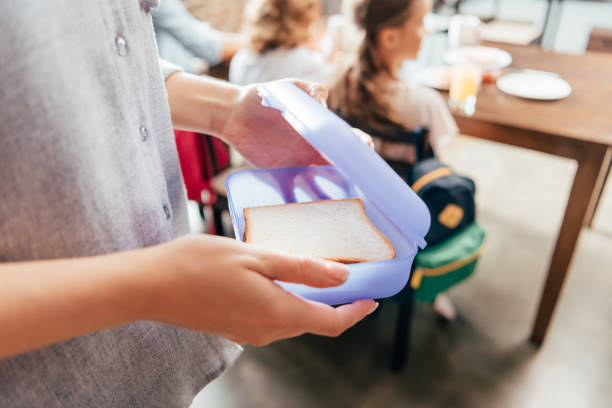 包装学校ランチ ボックス子供のための母親のショットをトリミング - child human hand sandwich lunch box ストックフォトと画像