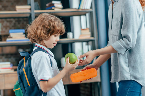 mutter, schulspeisung, ihren kleinen süßen sohn - lunch box child school lunch stock-fotos und bilder