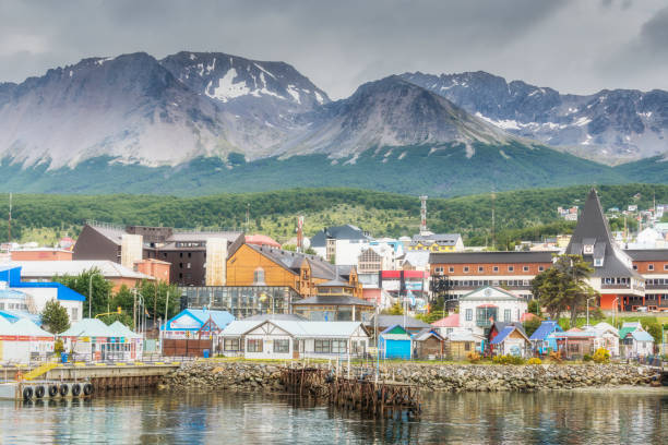 ushuaia vista do barco. província de tierra del fuego na argentina. patagônia. - ushuaia - fotografias e filmes do acervo