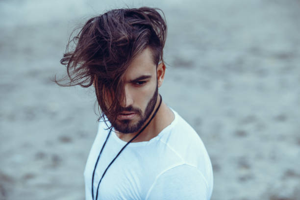 retrato de um homem com barba e cabelo moderno - pompadour - fotografias e filmes do acervo