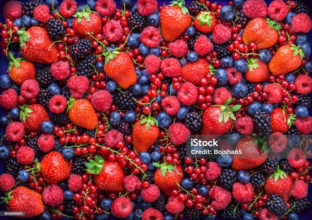 Petits fruits assorti de frais généraux closeup mixer en studio sur fond foncé - Photo de Fruit libre de droits