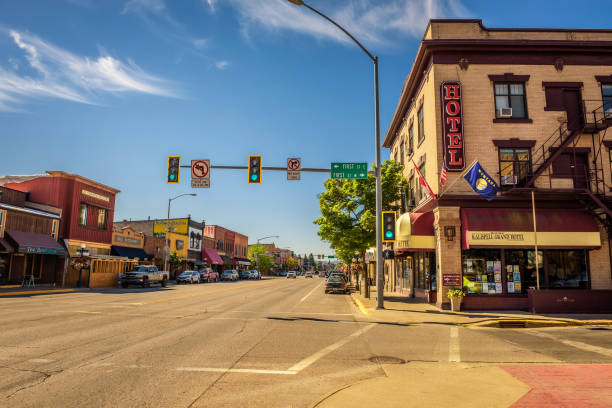 blick auf die straße mit geschäften und hotels in kalispell, montana - many glacier hotel stock-fotos und bilder