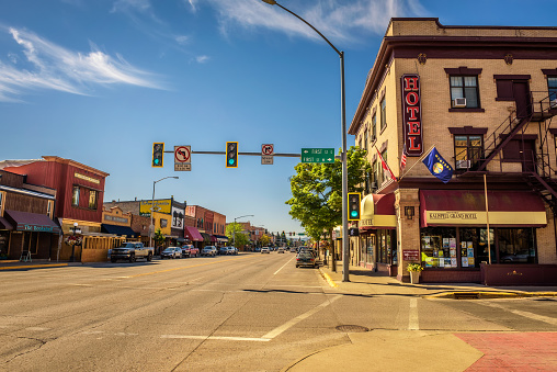 Kalispell, Montana: Scenic street view with shops and hotels in Kalispell. Kalispell is the gateway to Glacier National Park.