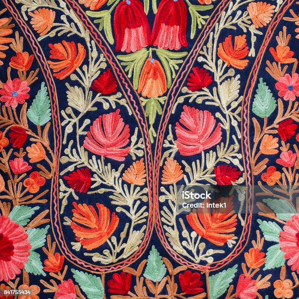 Detail Handgefertigt Pashmina Schal Mit Feinen Stickereien Auf Outdoorkunsthandwerkmarkt In Kathmandu Nepa Stockfoto und mehr Bilder von Textilien