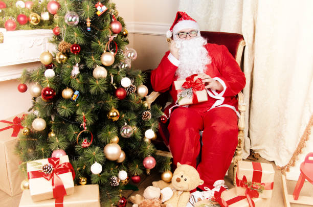 istock Santa Claus and gift. Retro style. Christmas. 841759244