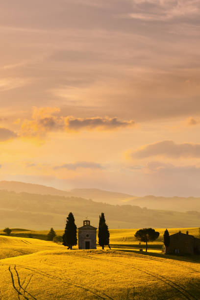 istock Landscape at sunrise in Tuscany (with the Cappella di Vitaleta) 841780286