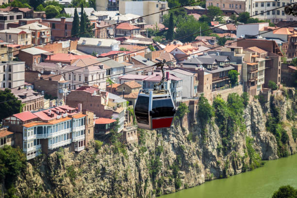 teleférico en el centro de la ciudad - overhead cable car summer ski lift scenics fotografías e imágenes de stock