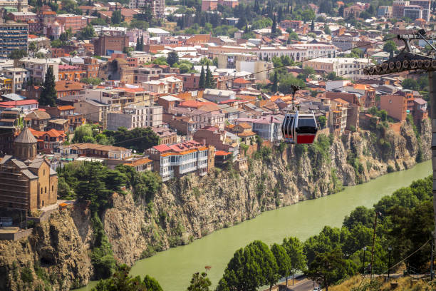 teleférico en el centro de la ciudad - overhead cable car summer ski lift scenics fotografías e imágenes de stock